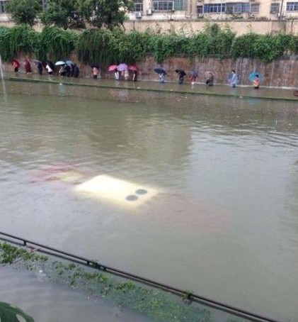 上海受臺風暴雨影響 道路積水嚴重