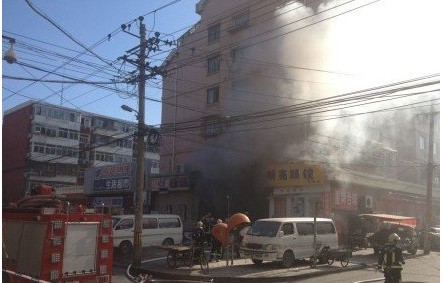 神奇一幕！干冰炸飛冰箱門