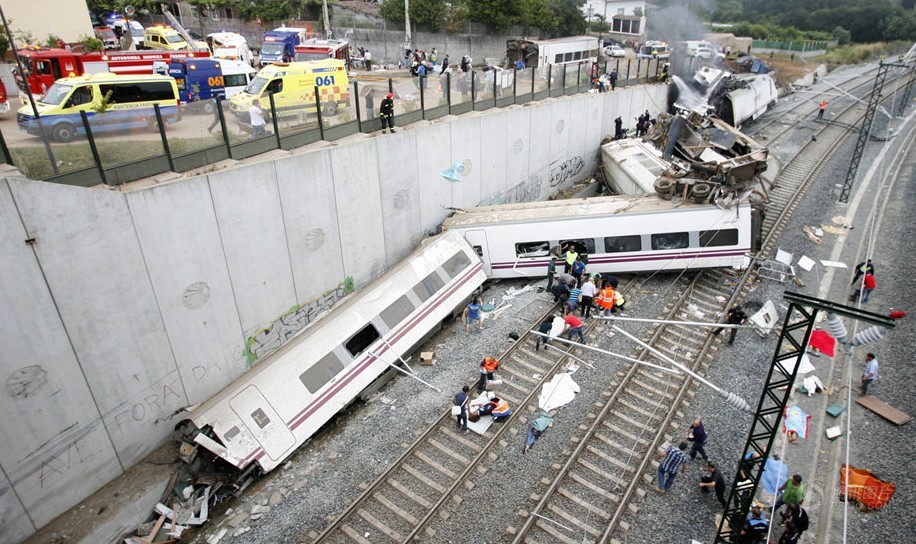 西班牙客運火車脫軌 事故導致56人死亡