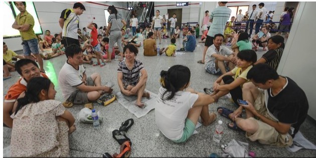 杭州高溫街道停電 數百居民地鐵站乘涼