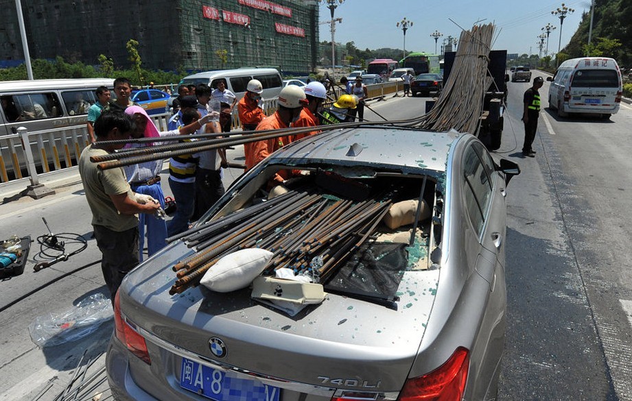 福建貨車鋼筋滑出穿過寶馬車 車主左臉被鋼筋穿透場面血腥